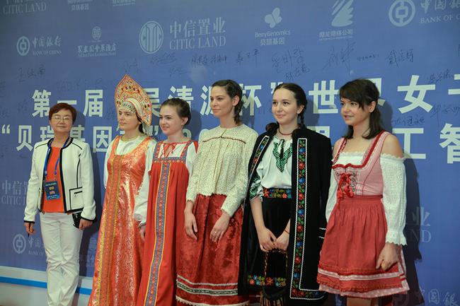 欧美女将盛装出场