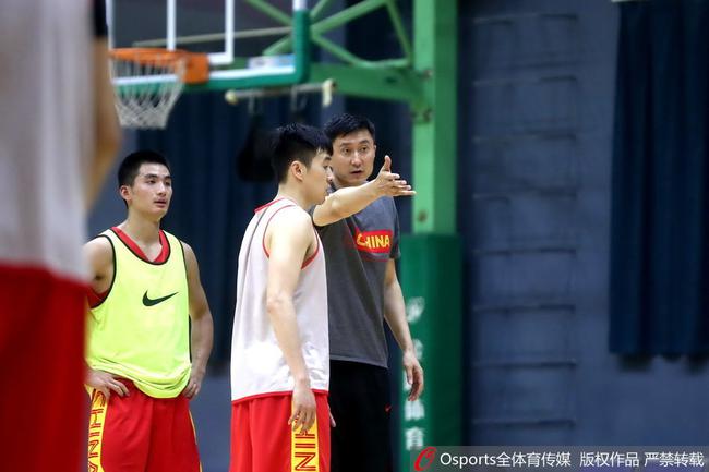 杜锋指导队员训练备战