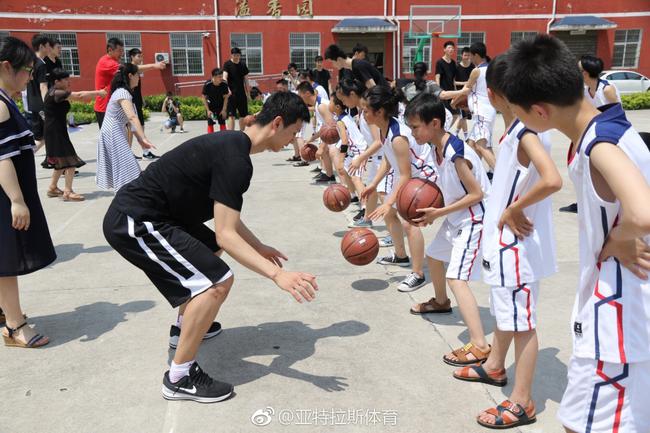 中国U18国青男篮给孩子们上篮球课