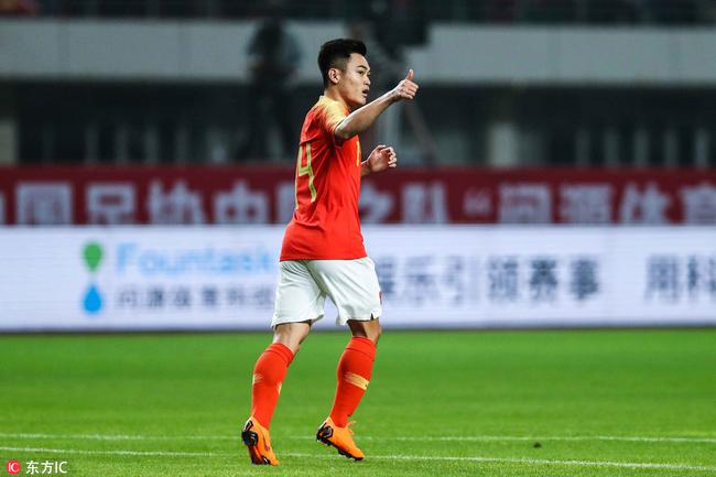 囧!黄紫昌潇洒倒钩被武磊解围 黄健翔:对手都蒙