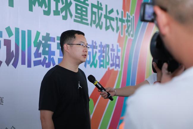 中国人寿保险股份有限公司成都市分公司总经理吴超接受媒体采访