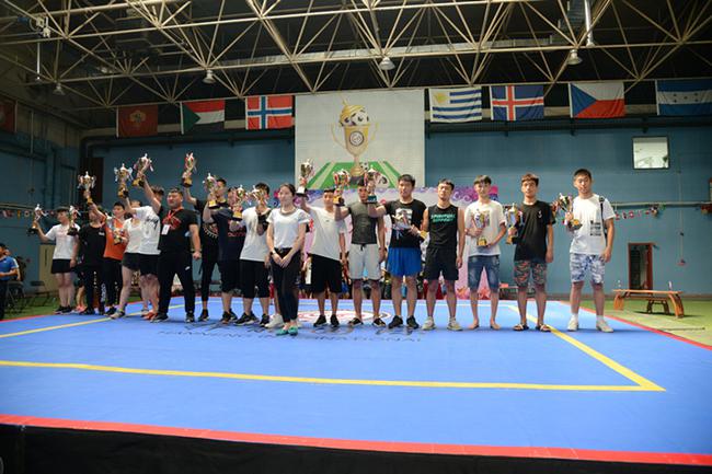 北京武术院副院长王玲女士为亚军颁奖