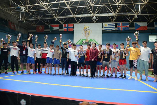 北京武术院院长彭红女士为冠军颁奖