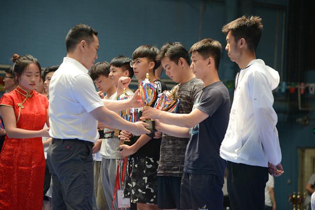 捍能国际创始人、本次赛事副总裁判长胡晋领先生为季军颁奖