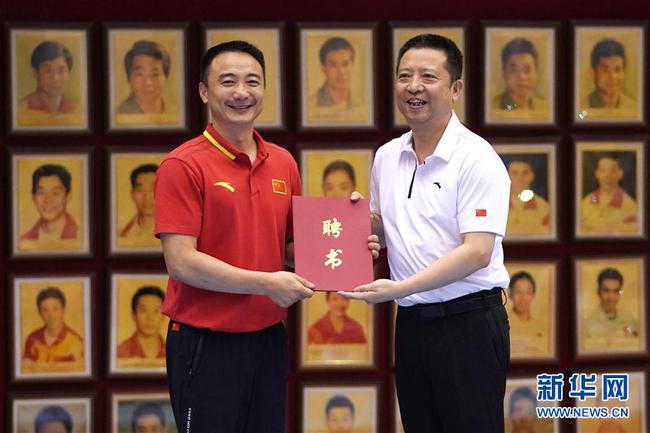 乔良(左)接受聘书