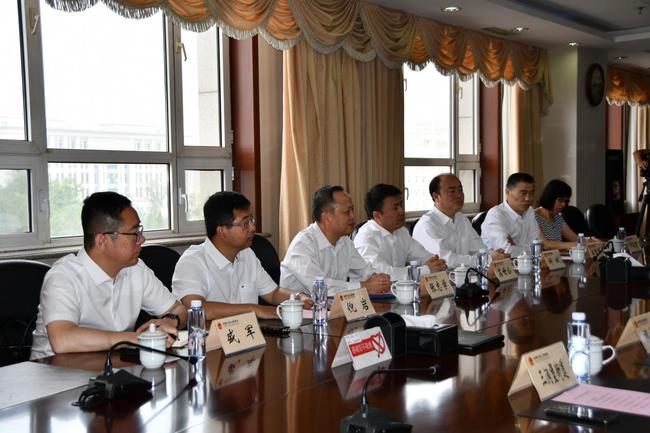 人和控股副总裁、大连足球小镇产业发展有限公司董事长苏世公(左四)