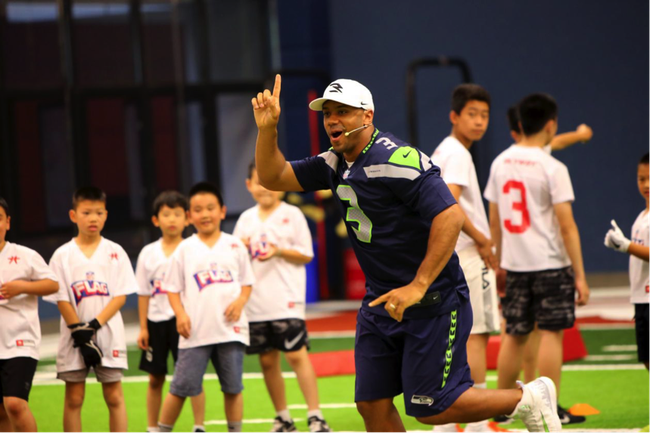 训练营小学员与Russell Wilson热情欢呼
