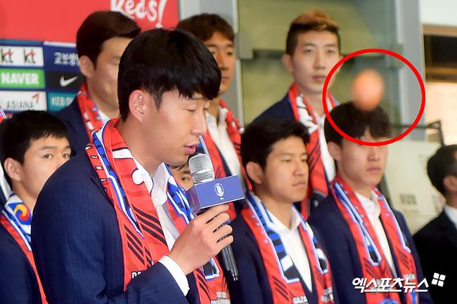 韩国球员回国后,被扔鸡蛋
