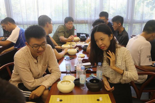 陕西师范大学韩丽昕参加2018年南北大学生对抗赛(右一)