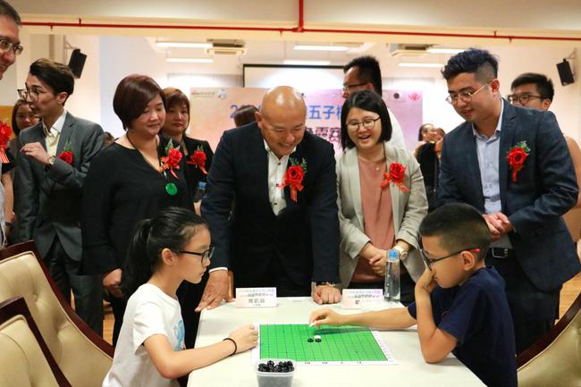 澳门五子棋协会荣誉会长陈明金先生关注比赛