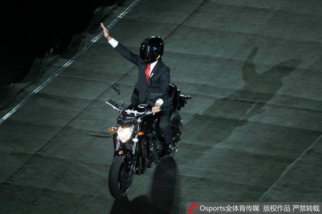 印度尼西亚总统佐科骑着摩托入场