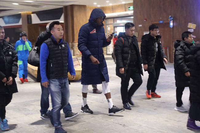 霍华德穿上棉袄