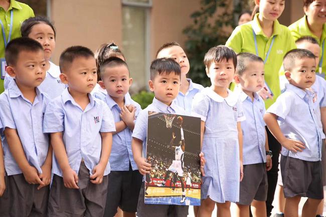 小学生欢迎霍华德