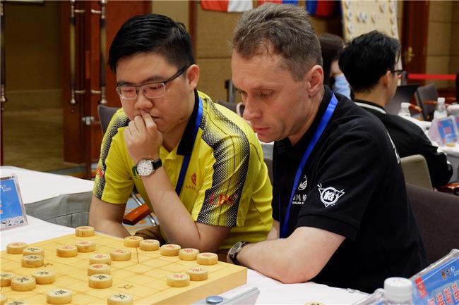 白俄罗斯棋手柯棋斯基与马来西亚棋手杨添任