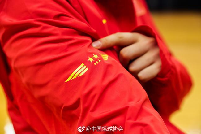 荣誉外套上的大星代表世界大赛,小星代表亚洲比赛的参赛经历