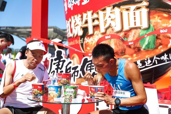 (李子成赛后吃面补充体能)