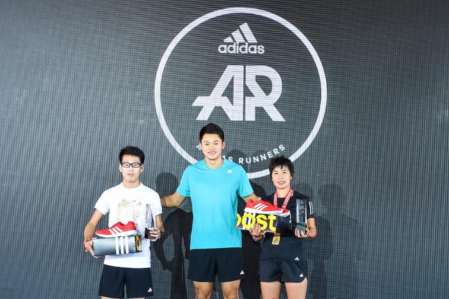 短跑名将谢震业为aR精英赛男子、女子冠军颁发adizero adios 3 2018北京马拉松限定款跑鞋