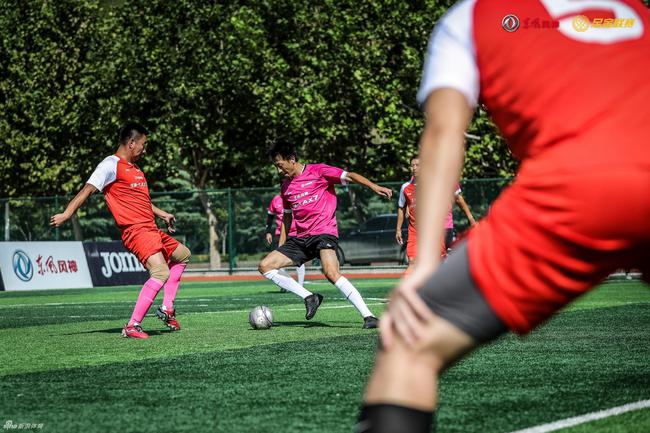 足球可以先抛球再踢球吗,足球可以先抛球再踢球吗英语