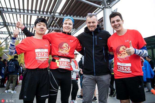2018摇滚马拉松北京站吸引了近万名中外跑者参与
