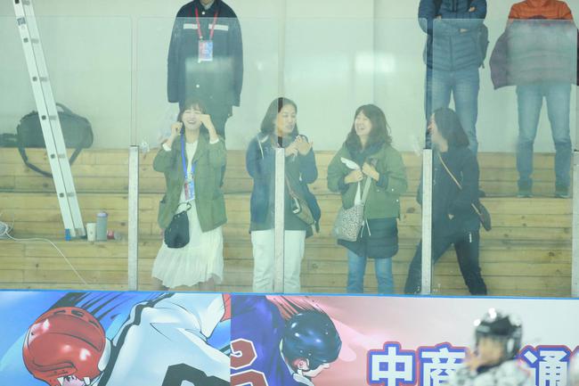 黑鹰队球员家长现场观赛