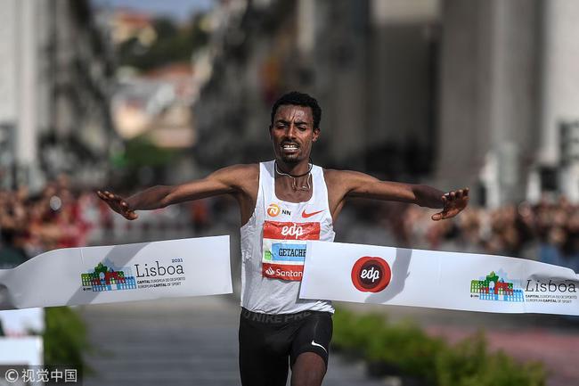 埃塞俄比亚选手格塔丘撞线夺冠