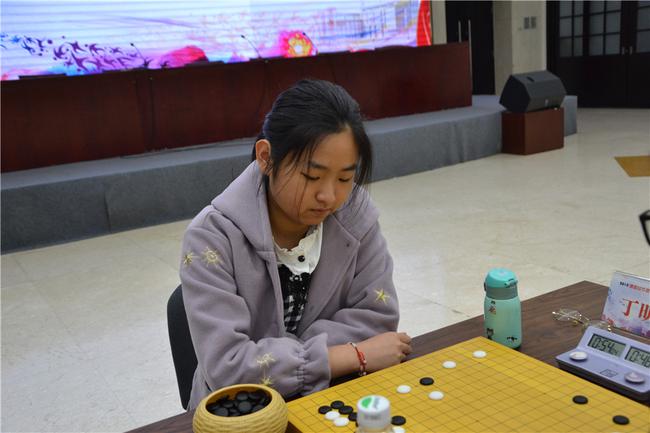 女棋手比赛中