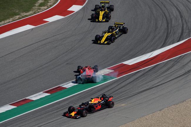 维特尔在F1美国站期间与里卡众发生碰撞