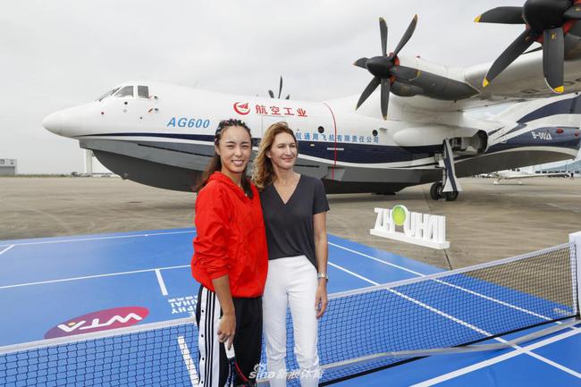 网坛传奇格拉芙再续珠海情缘 携王蔷上演机坪