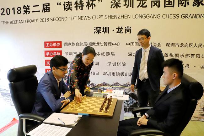 深圳棋院院长刘适兰为丁立人与吉里开棋
