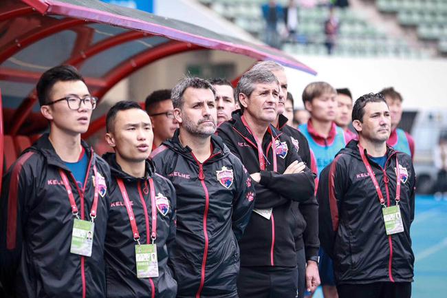 深足翻译哥的故事 冲超时刻为何遭队员五花大