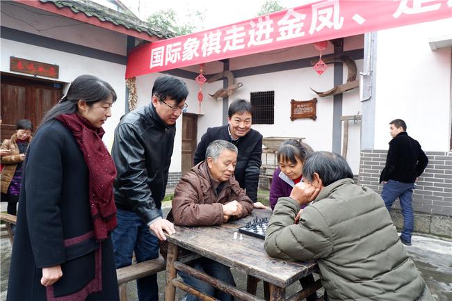 叶江川指导村民下国象