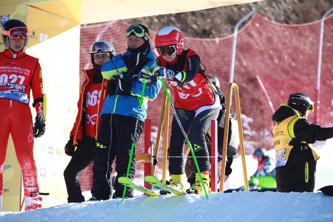 新浪杯高山滑雪公开赛如来组冠军 韩雪容