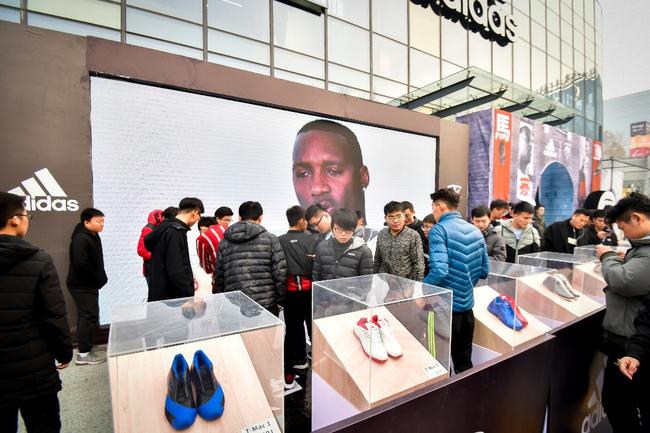 球迷们参观adidas T-Mac 主题鞋展