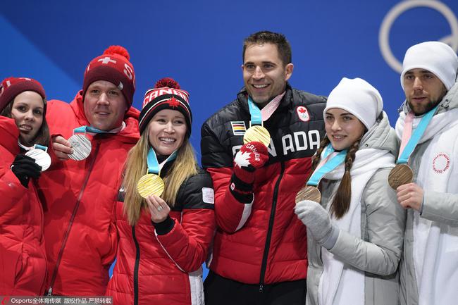 亚历山大·克鲁谢尔尼斯基(右一)在平昌冬奥会取得铜牌。