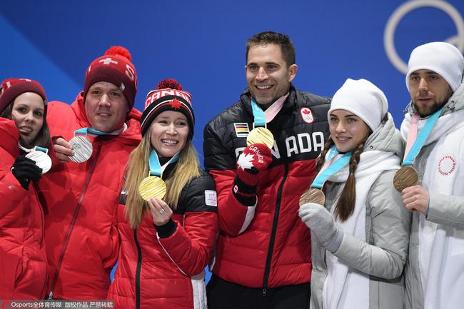 亚历山大·克鲁谢尔尼斯基（右一）在平昌冬奥会取得铜牌。