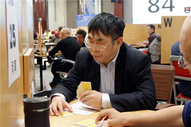 棋圣聂卫平代表融信队出战