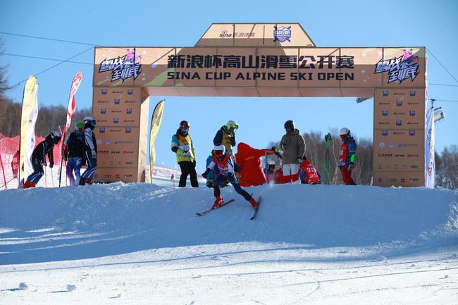 新浪杯高山滑雪公开赛多乐美地站,选手从起点出发。