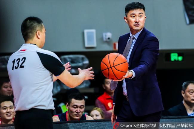 杜锋把篮球递给裁判