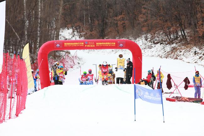 新浪杯高山滑雪公开赛美林谷站成功完赛