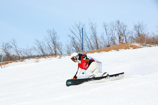 一马当鲜!新浪杯高山滑雪公开赛跃动梦都美