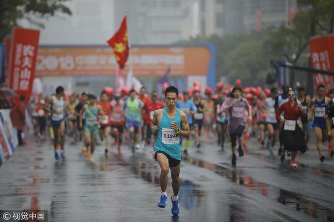 中国选手张振龙以2幼时25分54秒的收获获得全马外子冠军。