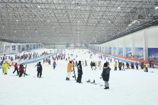乔波滑雪馆内人山人海