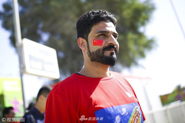 感人!球迷真情告白国足 外国友人+申花小哥也