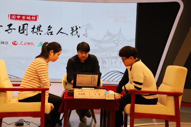 王爽(右)一路连胜於之莹等人晋级名人战决赛。图/人民网 管若寒