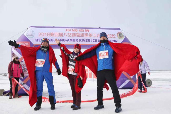 探路者集团副总裁蔡英元携手首都媒体跑团跑友完赛半程马拉松