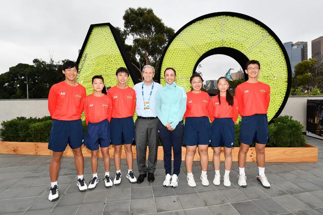 王蔷和中网联合赛事总监托马斯-罗斯看望六名中网球童