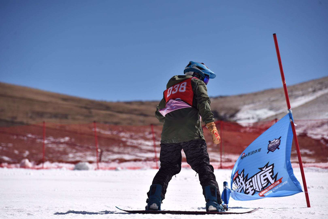 新浪杯高山滑雪公开赛大海草山站上演巅峰之