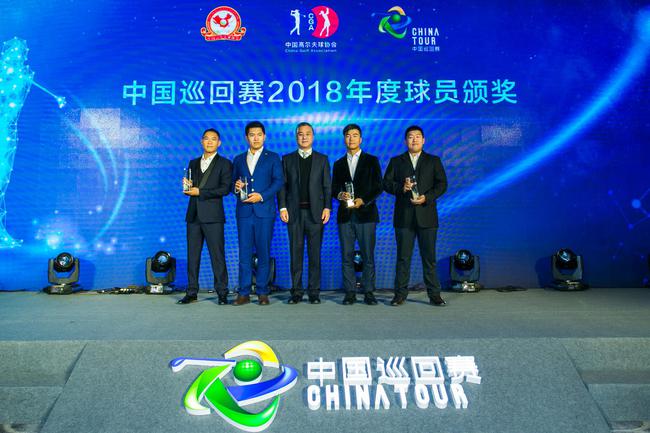 张小宁(中)为获奖球员颁奖