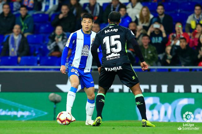 主角!武磊成西班牙人宣传海报 现身加泰地铁站