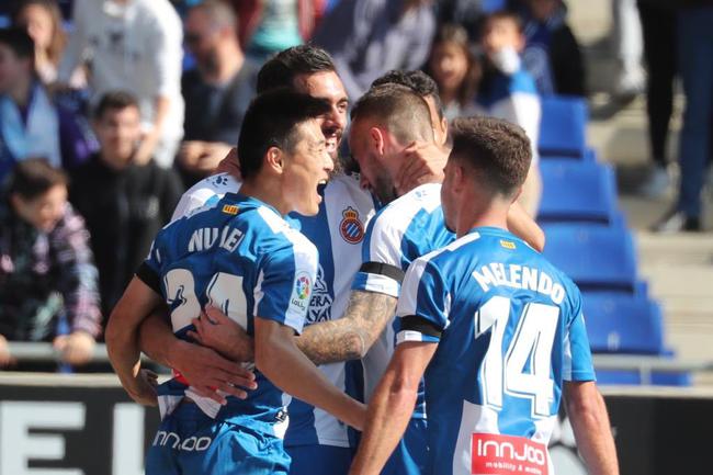 武磊跟队友庆祝